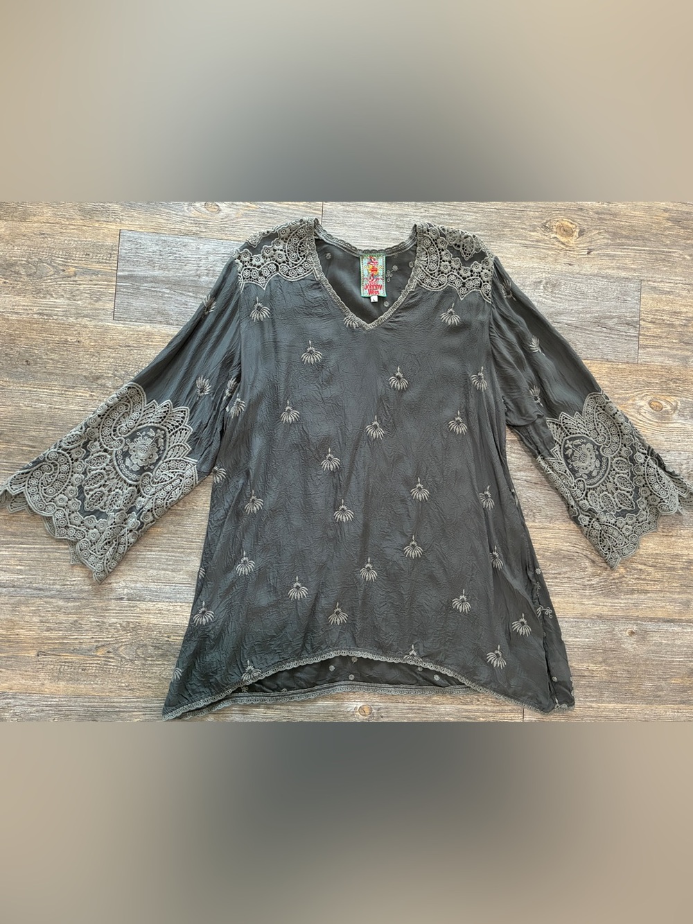 Johnny Was Jay Jay V-Neck Embroidered Grey Tunic Blouse Cupra Rayon Womens Large